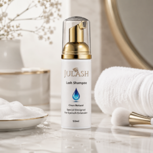 JuLash fransshampoo för rengöring av fransförlängning i elegant badrumsmiljö
